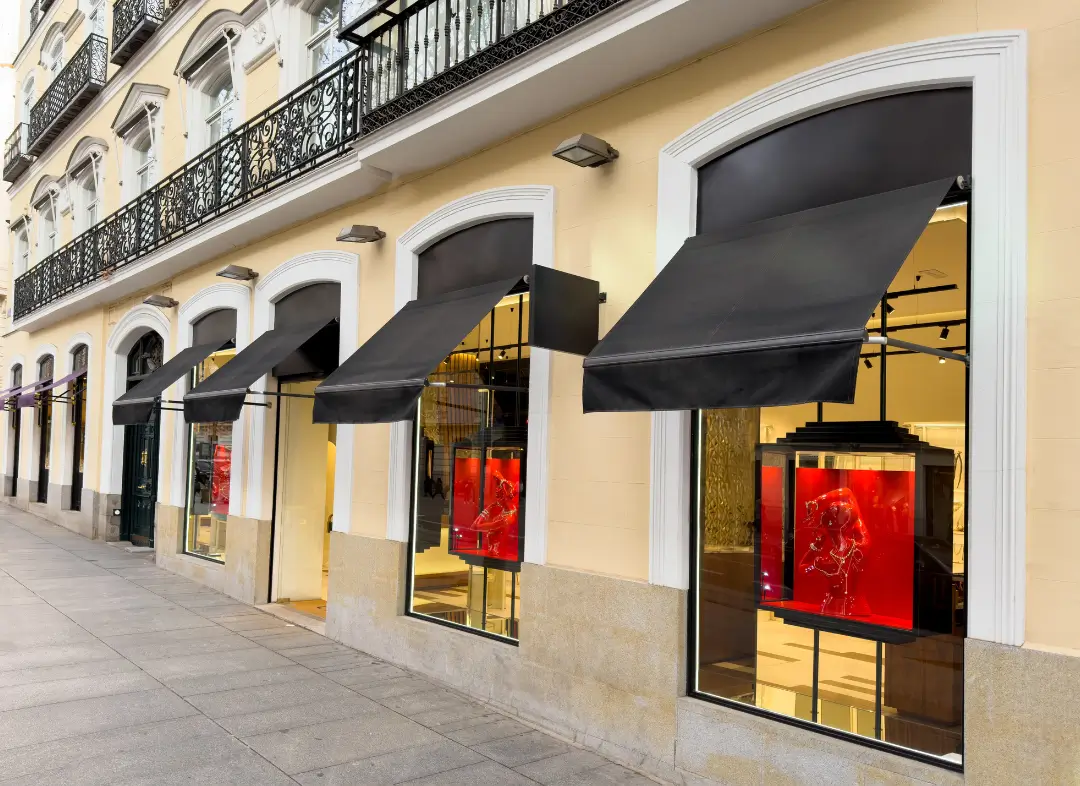 Façade vitrine de magasin en aluminium sur mesure à Marsilly